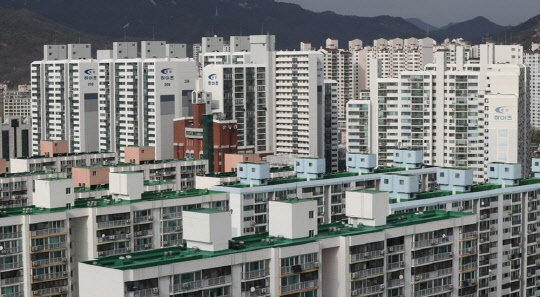 정부의 규제에다 코로나19로 글로벌 경제 위기까지 닥칠 경우 서울 집값이 조정기를 거칠 전망이다. 12·16 대책의 풍선효과가 무섭게 나타났던 노·도·강 일대 아파트값도 타격이 불가피하다. 사진은 노원구 일대의 아파트 단지 모습.<연합뉴스>